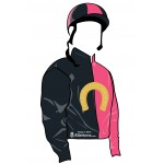 Chaqueta a mitades negra y rosa fucsia, mangas negra y rosa fucsia respectivamente, gorra negra mitad rosa fucsia